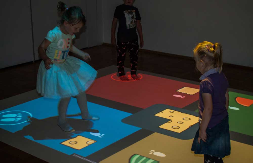 dzieci w sali terapeutycznej, zabawa na podłodze interaktywnej