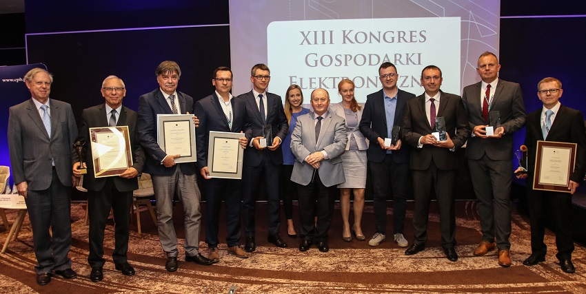 scena,elegancko ubrani ludzie stoją w rzedzie, za nimi napis "XII KONGRES GOSPODARKI ELEKTRONICZNEJ"