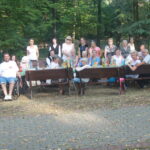 piknik, grupa osób uśmiecha się pozuje do wspólnego zdjęcia