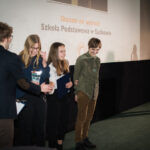 grupa młodych osób odbierająca nagrodę