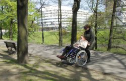 asyetntka z kobietą na wózku inwalidzkim w parku