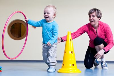 Kind mit Ring in Turnhalle